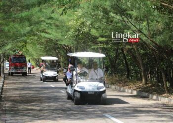 Wali Kota Surabaya Eri Cahyadi bersama rombongan Badan Riset dan Inovasi Nasional (BRIN) saat mengunjungi Kebun Raya Mangrove, Kecamatan Gunung Anyar, Kota Surabaya, Jawa Timur, pada Senin, 24 Juli 2023. (Istimewa/Lingkar.news)