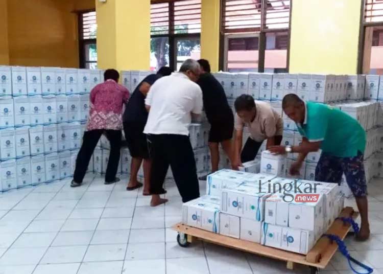 GOTONG ROYONG: Petugas saat menata air zam-zam dalam kemasan galon lima liter yang nantinya diperuntukkan bagi jamaah haji Embarkasi Surabaya. (Istimewa/Lingkar.news)