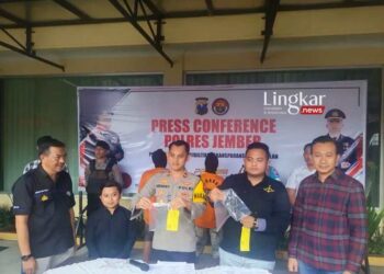 KONFERENSI PERS: Wakapolres Jember Kompol Hendry Ibnu Indarto menunjukkan barang bukti senjata api rakitan ilegal dalam konferensi pers yang digelar di Mapolres Jember, pada Kamis, 20 Juli 2023. (Dok. Polres Jember/Lingkar.news)