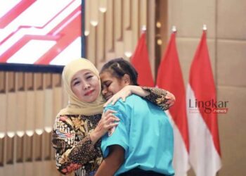 Gubernur Jawa Timur Khofifah Indar Parawansa memeluk salah satu penerima program Afirmasi Pendidikan Menengah (ADEM) Papua, di Kota Malang, Jawa Timur, Kamis, 13 Juli 2023 malam. (Istimewa/Lingkar.news)