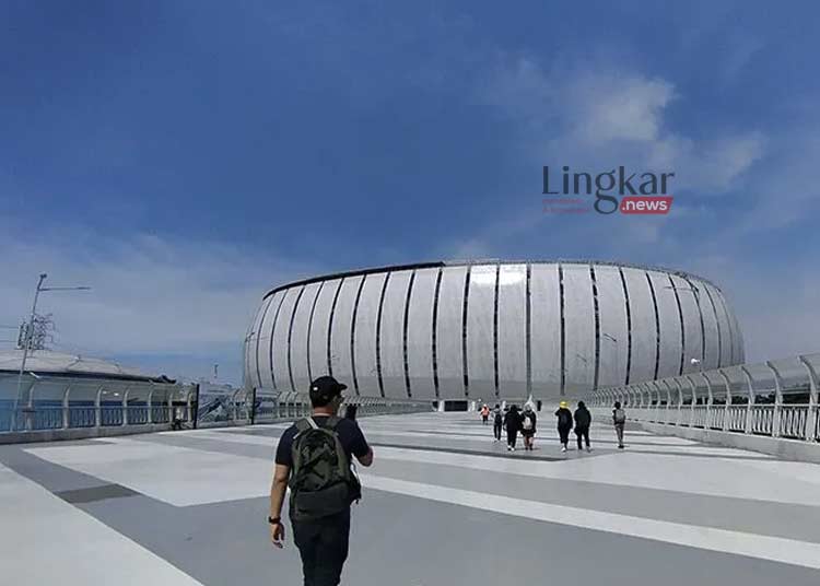 POTRET: Sejumlah pengunjung berjalan memasuki Jakarta International Stadium (JIS) di Jakarta Utar. (istimewa/Lingkar.news)