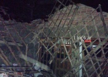 RUSAK PARAH: Salah satu rumah warga di Desa Wonoanti, Kecamatan Gandusari, Kabupaten Trenggalek tampak rusak parah akibat gempa Bantul, Yogyakarta pada Jumat, 30 Juni 2023. (Istimewa/Lingkar.news)
