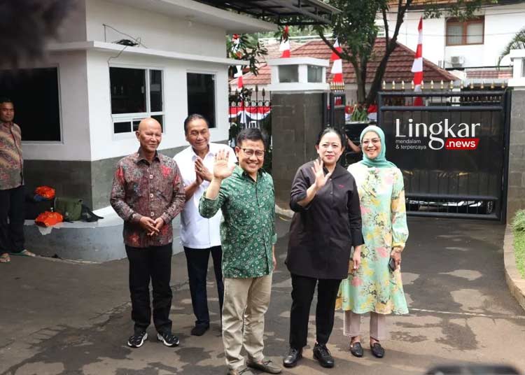 SILATURAHMI: Ketua DPP PDI Perjuangan Puan Maharani (dua kanan) menyambangi kediaman Ketua Umum PKB Muhaimin Iskandar (tengah) di Kompleks Widya Chandra, Jakarta Selatan, Kamis siang, 27 Juli 2023.(Istimewa/Lingkar.news)