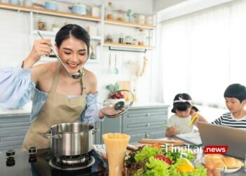 Selain Sehat, Ini Dia Keuntungan Memasak di Rumah
