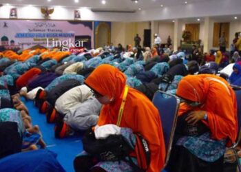 SUJUD SYUKUR: Sejumlah jamaah haji melakukan sujud syukur saat tiba di Wisma Haji Kota Madiun, Jawa Timur, pada Rabu, 5 Juli 2023. (Istimewa/Lingkar.news)