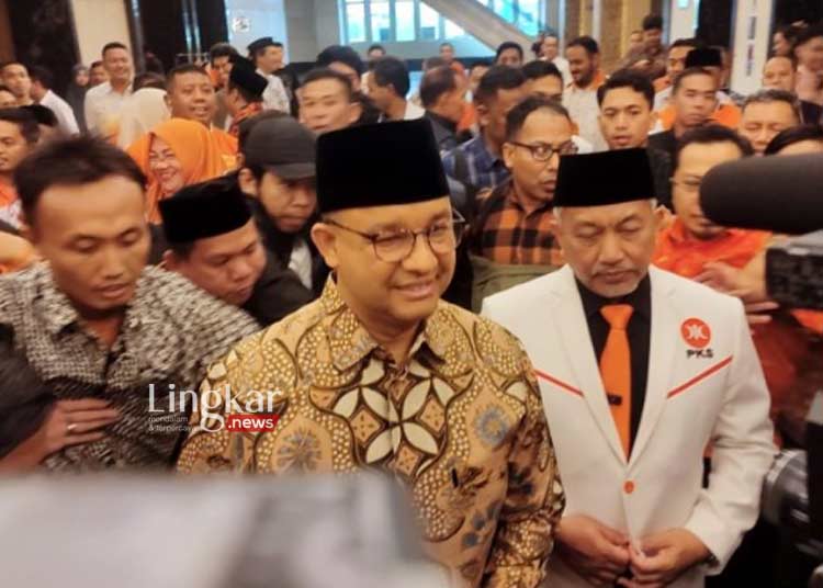 Bakal Calon Presiden Anies Rasyid Baswedan (tengah) didampingi Presiden PKS Ahmad Syaikhu (kanan) usai menghadiri Bimtek Caleg PKS se-Sulawesi di Hotel Claro Makassar, Sulawesi Selatan, pada Kamis, 13 Juli 2023. (Istimewa/Lingkar.news)