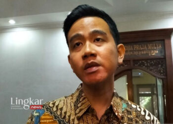 MENJELASKAN: Wali Kota Solo Gibran Rakabuming Raka menjelaskan soal rencana penambahan SMA untuk memenuhi kebutuhan penerimaan siswa baru jalur zonasi. (Antara/Lingkar.news)