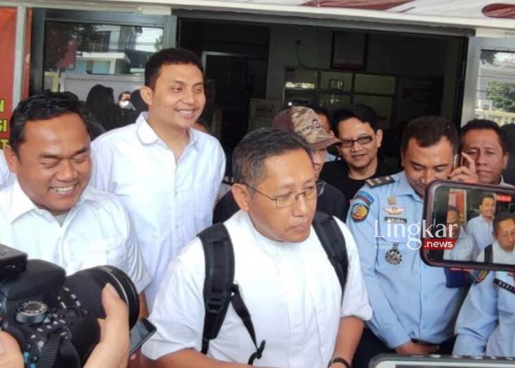 Terpidana kasus korupsi Hambalang, Anas Urbaningrum (tengah) usai menerima surat bebas murni di Bapas Bandung, Kota Bandung, Jawa Barat, Senin, 10 Juli 2023. (Istimewa/Lingkar.news)