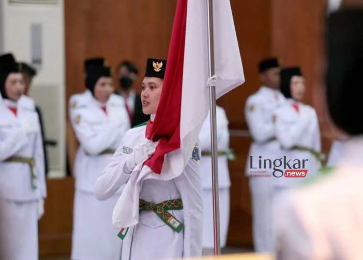 Anggota Pasukan Pengibar Bendera Pusaka (Paskibraka) dikukuhkan di Balai Kota Surabaya, Selasa, 15 Agustus 2023. (Dok. Diskominfo Surabaya/Lingkar.news)