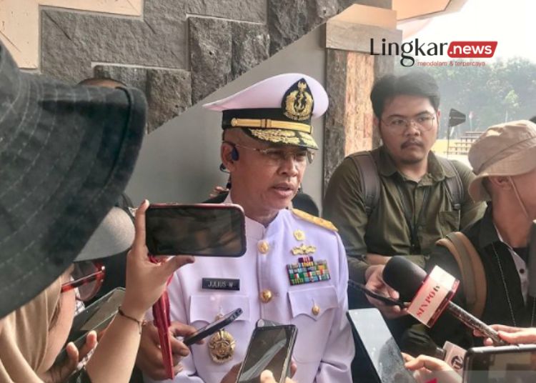 Kepala Pusat Penerangan (Kapuspen) TNI Laksamana Muda (Laksda) TNI Julius Widjojono menjawab pertanyaan media saat ditemui pada sela-sela kegiatannya di Mabes TNI, Jakarta, Rabu, 9 Agustus 2023. (Antara/Lingkarjateng.id)