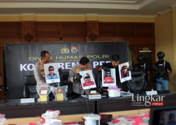 PPID Densus 88 Antiteror Mabes Polri Kombes Pol Aswin Siregar (kanan) mendampingi Kepala Biro Penerangan Masyarakat (Kabiropenmas) Divisi Humas Polri Brigjen Pol Ahmad Ramadhan (tengah) menunjukan foto para tersangka dalam konferensi Pers di Mapolresta Surakarta, Jumat, 4 Agustus 2023. (Antara/Lingkar.news)