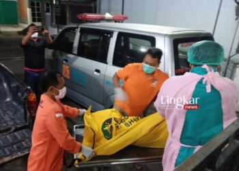 EVAKUASI: Petugas mengevakuasi korban mutilasi di Jombang, Jawa Timur pada Jumat, 4 Agustus 2023. (Istimewa/Lingkar.news)