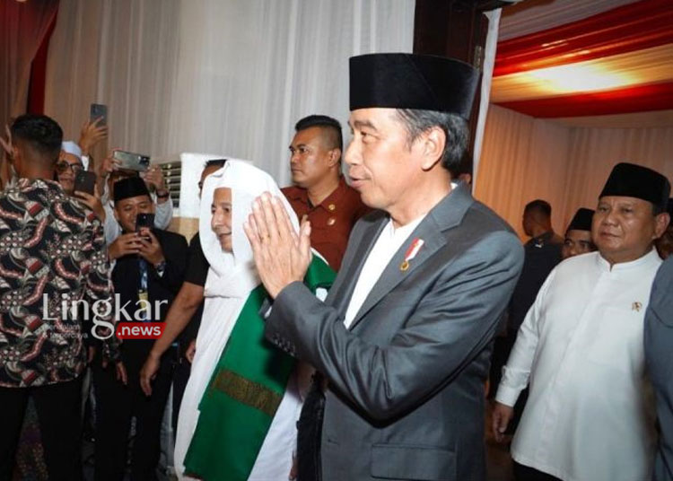 Presiden Joko Widodo bersama Habib Muhammad Lutfhi bin Ali Yahya dan Menteri Pertahanan Prabowo Subianto dalam acara Muktamar Sufi Internasional di Pekalongan, Jawa Tengah, Selasa, 29 Agustus 2023. (Antara/Lingkar.news)