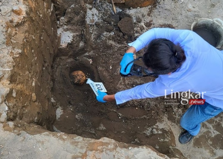 Kerangka yang diduga tengkorak manusia ditemukan di lokasi proyek revitalisasi Beteng Keraton, tepatnya di Jalan Suryomentaraman Wetan No. 47 Panembahan, Kecamatan Keraton, Kota Yogyakarta, pada Senin (7/8/223) sore. (Antara/Lingkar.news