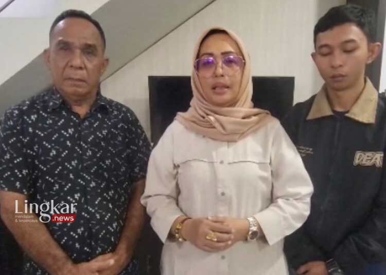 SAMPAIKAN DUKACITA: Ketua DPRD Ambon Elly Toisuta (tengah) mengucapkan bela sungkawa atas tewasnya pelajar RRS (18) usai dianiaya anaknya, AT. (Antara/Lingkar.news)