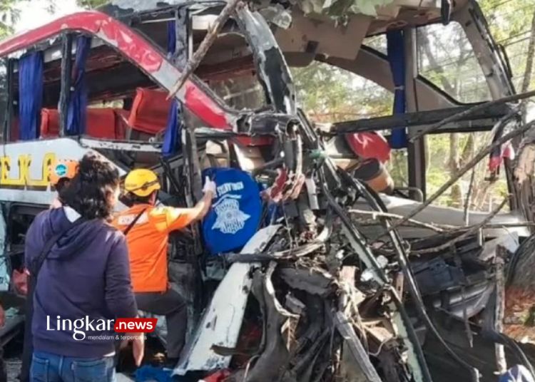 TKP: Kecelakaan Bus Eka dan Bus Sugeng Rahayu di di jalur Magetan-Ngawi, Desa Tambakromo, Kecamatan Geneng, Kabupaten Ngawi, Jawa Timur, pada Kamis, 31 Agustus 2023. (Antara/Lingkar.news)