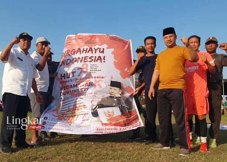 BAKAR SEMANGAT: Camat Dukuhseti Agus Sunarko, S.STP.,M.Si (berpeci) foto bersama Kades Grogolan Sayoga, para panitia, dan peserta Dukuhseti Cup 2023. (Dok. Lingkar/Lingkar.news)