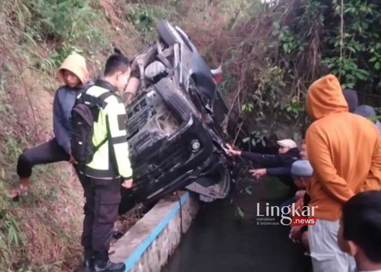 EVAKUASI: Polisi dan masyarakat mengevakuasi mobil Luxio masuk jurang di Blok Punclut, Kampung Burujul, Desa Banjarwangi, Kecamatan Banjarwangi, Kabupaten Garut, Jawa Barat, pada Senin, 21 Agustus 2023. (Antara/Lingkar.news)