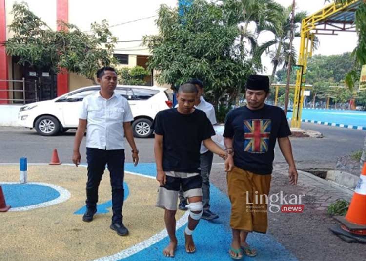 MENGAMANKAN: Aparat Polres Bangkalan, Jawa Timur menggelandang tersangka pencuri sapi di Mapolres Bangkalan, pada Senin, 21 Agustus 2023. (Antara/Lingkar.news)