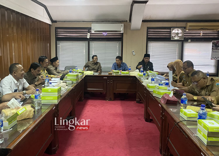 DISKUSI: Rapat Komisi A DPRD Kudus bersama OPD dan TAPD berlangsung serius di Ruang Rapat Komisi A DPRD Kudus. (Ihza Fajar/Lingkar.news)