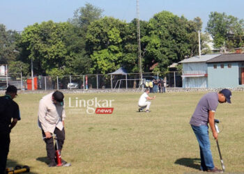 Tim dari FIFA dan PSSI saat melakukan pengecekan rumput di Lapangan Blulukan, Kecamatan Colomadu Kabupaten Karanganyar, Selasa, 1 Agustus 2023. (Antara/Lingkar.news)
