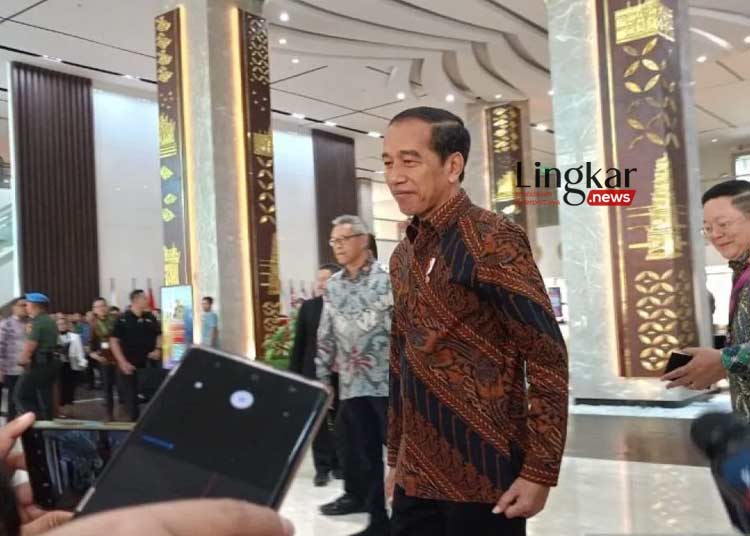 Presiden RI Joko Widodo (Jokowi) bersiap memberikan keterangan setelah menghadiri Peringatan HUT Ke-56 ASEAN di Jakarta, Selasa, 8 Agustus 2023. (Istimewa/Lingkar.news)