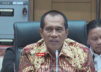 TANGKAPAN LAYAR: Wakil Ketua Komisi I DPR RI Abdul Kharis Almasyhari saat memimpin rapat dengar pendapat umum (RDPU) untuk mendengarkan masukan mengenai revisi UU ITE, di Kompleks Parlemen, Senayan, Jakarta, Rabu, 23 Agustus 2023. (YouTube Komisi I DPR RI Channel/Lingkar.news)