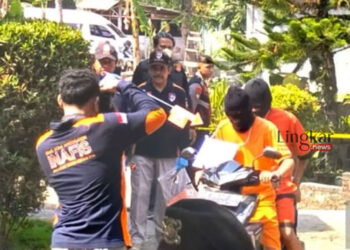 Dua tersangka kasus pembunuhan dan mutilasi seorang mahasiswa UMY menjalani rekonstruksi di kawasan sebuah rumah indekos di wilayah Triharjo, Kabupaten Sleman, DIY, Selasa, 8 Agustus 2023. (Antara/Lingkar.news)
