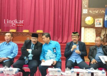 Ketua Dewan Profesor UNS Prof Suranto Tjiptowibisono (dua dari kanan) memberikan keterangan kepada wartawan di Solo, Selasa, 1 Agustus 2023. (Antara/Lingkar.news)