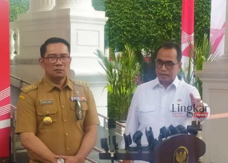 Gubernur Jawa Barat Ridwan Kamil dan Menteri Perhubungan Budi Karya Sumadi di lingkungan istana kepresidenan Jakarta pada Kamis, 3 Agustus 2023. (Istimewa/Lingkar.news)