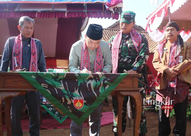 SIMBOLIS: Pj Bupati Jepara Edy Supriyanta melakukan penandatanganan prasasti pembangunan jalan dalam penutupan TMMD Sengkuyung Tahap II 2023 di Desa Damarwulan, Kecamatan Keling, Kabupaten Jepara. (Tomi Budianto/Lingkar.news)