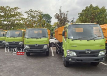 TPA Piyungan Ditutup, Pemkab Bantul Terapkan Strategi Cegah Penimbunan Sampah di Tempat Umum 1 BERJEJER: Truk pengangkut sampah milik Dinas Lingkungan Hidup Kabupaten Bantul, DIY. (Antara/Lingkar.news)