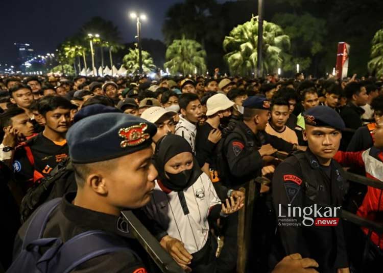 PENGAMANAN: Sejumlah anggota brimob menjaga pintu masuk suporter di kawasan Stadion Gelora Bung Karno, Jakarta, pada Minggu, 30 Juli 2023 malam. (Istimewa/Lingkar.news)