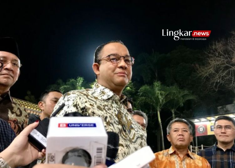 Bakal calon presiden Anies Baswedan selepas pertemuan dirinya bersama Tim 8 dan Ketua Majelis Tinggi Partai Demokrat Susilo Bambang Yudhoyono di kediaman SBY di Puri Cikeas, Bogor, Jawa Barat, pada Jumat, 25 Agustus 2023 malam. (Antara/Lingkar.news)