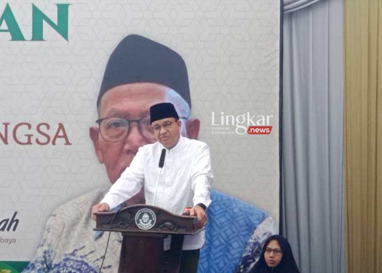 SAMBUTAN: Bacapres Anies Baswedan menyampaikan pidato saat menghadiri acara Khataman Al-Qur'an dan Tiraka di Pondok Pesantren At-Tauhid, Jalan Jagir Sidoresmo II, Kecamatan Wonokromo Surabaya, pada Kamis, 10 Agustus 2023. (Antara/Lingkar.news)