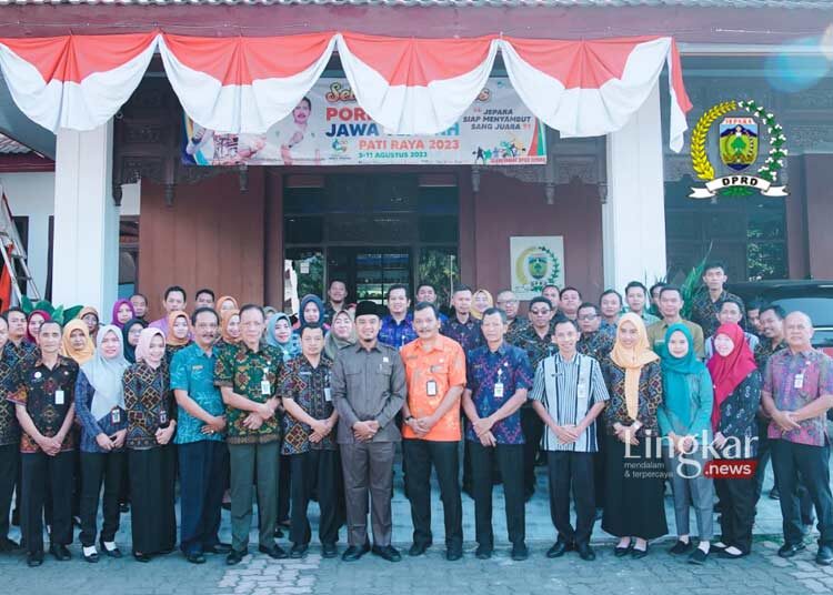 FOTO BERSAMA: Ketua DPRD Jepara, Haizul Ma'arif foto bersama anggota dan staf DPRD Jepara. (Tomi Budianto/Lingkar.news)