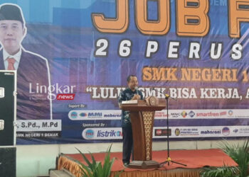 SAMBUTAN: Kepala Dinnakerind Kabupaten Demak Agus Kriyanto saat memberikan sambutan dalam kegiatan Job Fair di SMKN 1 Demak, Rabu, 23 Agustus 2023. (M Burhanuddin Aslam/Lingkar.news)