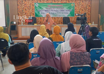 MEMAPARKAN: Wakil Direktur RSUD Kendal, dr Mastutik saat memaparkan materi terkait Sastro Pokis. (Arvian Maulana/Lingkar.news)