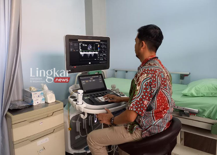 MENUNJUKKAN: Dokter Spesialis penyakit jantung RSUD Kendal, dr Arjatya Pramadita Mangkoesoebroto saat menunjukan salah satu alat echocardiography. (Arvian Maulana/Lingkar.news)