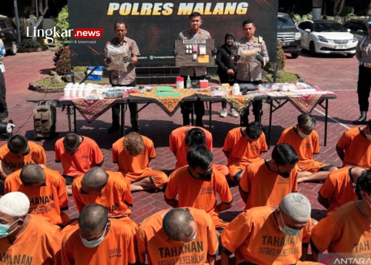 PERS RILIS: Wakapolres Malang Kompol Wisnu S Kuncoro (tengah) menunjukkan barang bukti hasil pengungkapan kasus penyalahgunaan narkotika di Malang, pada Jumat, 1 September 2023. (Antara/Lingkar.news)