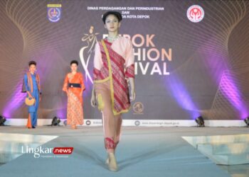 BERAKSI: Salah satu model yang mengenakan rancangan desain dalam Depok Fashion Festival 2022. (Dok. Official website Disperdagin Kota Depok/Lingkar.news)