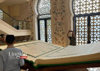 POTRET: Al Quran raksasa persembahan Presiden Jokowi di Masjid Sheikh Zayed Solo, Jawa Tengah, Kamis pagi, 21 September 2023. (Antara/Lingkar.news)
