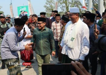 MINTA RESTU: Ketua Umum PKB yang juga bakal calon wakil presiden, Muhaimin Iskandar (tengah) menghadiri silaturahmi dengan Kiai dan Bu Nyai se-Jawa Timur bagian barat di Ponpes Al Aqobah 4 Tebuireng, Jombang, Jawa Timur pada Minggu, 10 September -2023. (Antara/Lingkar.news)