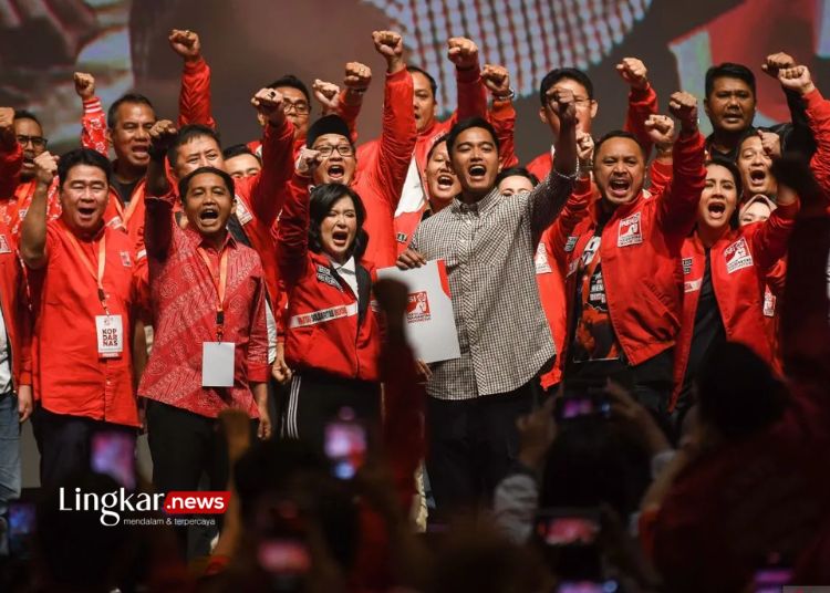 BERSEMANGAT: Ketua Umum Partai Solidaritas Indonesia (PSI) terpilih Kaesang Pangarep (depan, ketiga kanan) bersama jajaran pengurus meneriakkan yel-yel dalam Kopi Darat Nasional (Kopdarnas) PSI di Jakarta pada Senin, 25 September 2023. (Antara/Lingkar.news)