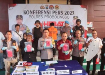BARANG BUKTI: Kapolres Probolinggo AKBP Wisnu Wardana menunjukkan barang bukti kebakaran Bukit Teletubbies Gunung Bromo dalam konferensi pers di Mapolres setempat, pada Kamis, 7 September 2023 petang. (Antara/Lingkar.news)