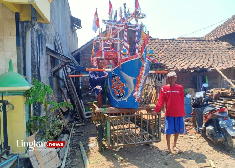 PERSIAPAN: Nelayan Bandengan, Kecamatan/Kabupaten Kendal menyiapkan perahu kecil yang akan digunakan untuk melarung sesaji dalam rangkaian sedekah laut pada Sabtu, 16 September 2023. (Unggul Priambodo/Lingkar.news)