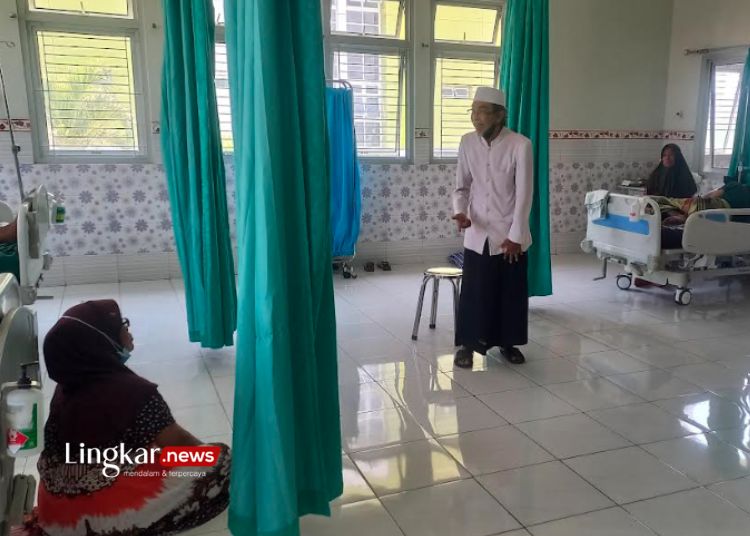 BERI TAUSIYAH: KH Nasikhin sedang memberikan tausiyah kepada para pasien ruang Flamboyan RSUD Soewondo Kendal pada Senin, 11 September 2023. (Arvian Maulana/Lingkarjateng.id)