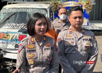 BERI KETERANGAN: Kasat Lantas Polres Malang AKP Agnis Juwita (kiri) pada saat memberikan keterangan kepada media di Mapolres Malang, Jawa Timur, pada Selasa, 26 September 2023. (Antara/Lingkarjateng.id)