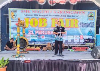 Kepala Dinnakerind Demak, Agus Kriyanto, saat memberikan sambutan dalam acara job fair digelar di SMKN 1 Karangawen, Kabupaten Demak, pada Rabu, 20 September 2023. (M. Burhanuddin Aslam/Lingkar.news)