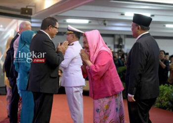 Mbak Ita Siap Bersinergi Sukseskan Program Prioritas Pj Gubernur Jateng 10 BERSINERGI: Penjabat Gubernur Jateng Nana Sudjana berjabat tangan dengan Wali Kota Semarang Hevearita Gunaryanti Rahayu didampingi suami Alwin Basri saat di Gedung Gradhika, Semarang, Kamis, 7 September 2023. (Antara/Lingkarjateng.id)